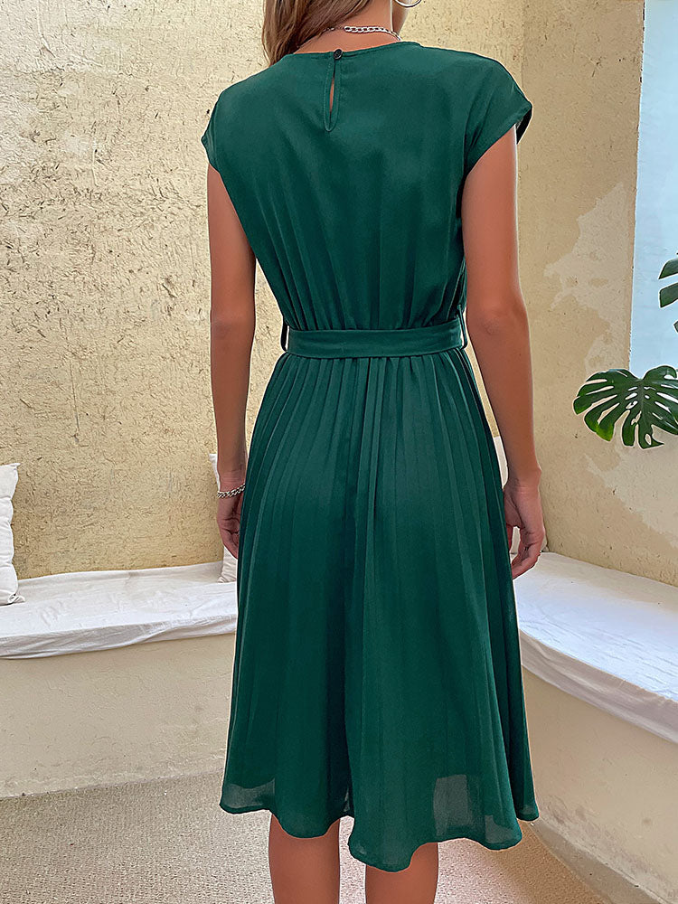 Plisseekleid mit Gürtel und kurzen Ärmeln