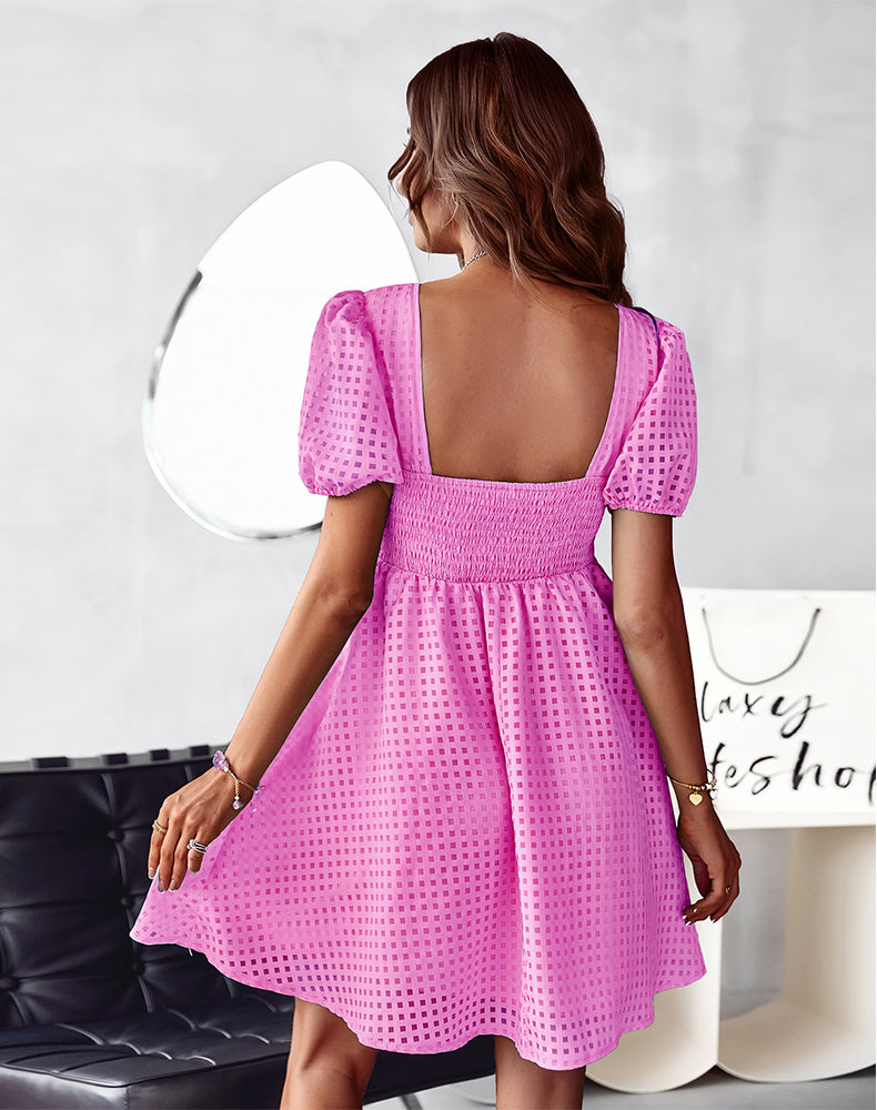 Leichtes Sommerkleid mit quadratischem Ausschnitt und kurzen Ärmeln