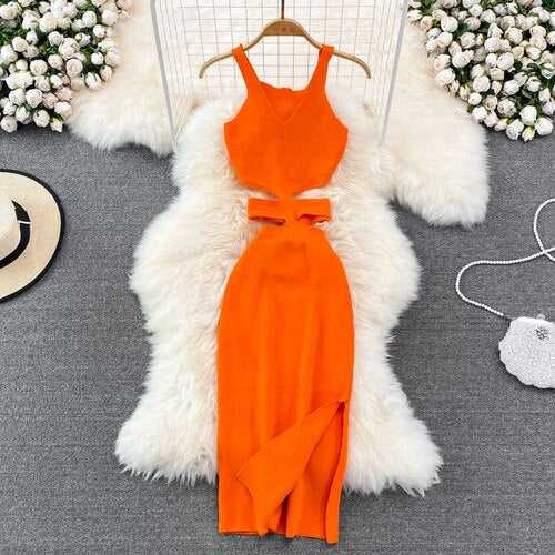 Modernes Abendkleid mit Ausschnitten und verzierten Krawatten