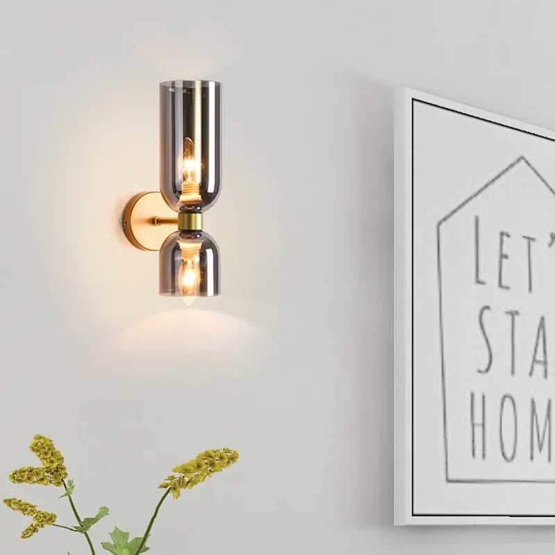 Elegante Wandleuchte mit Rauchglas und goldenem Finish – doppelte Lichtquelle