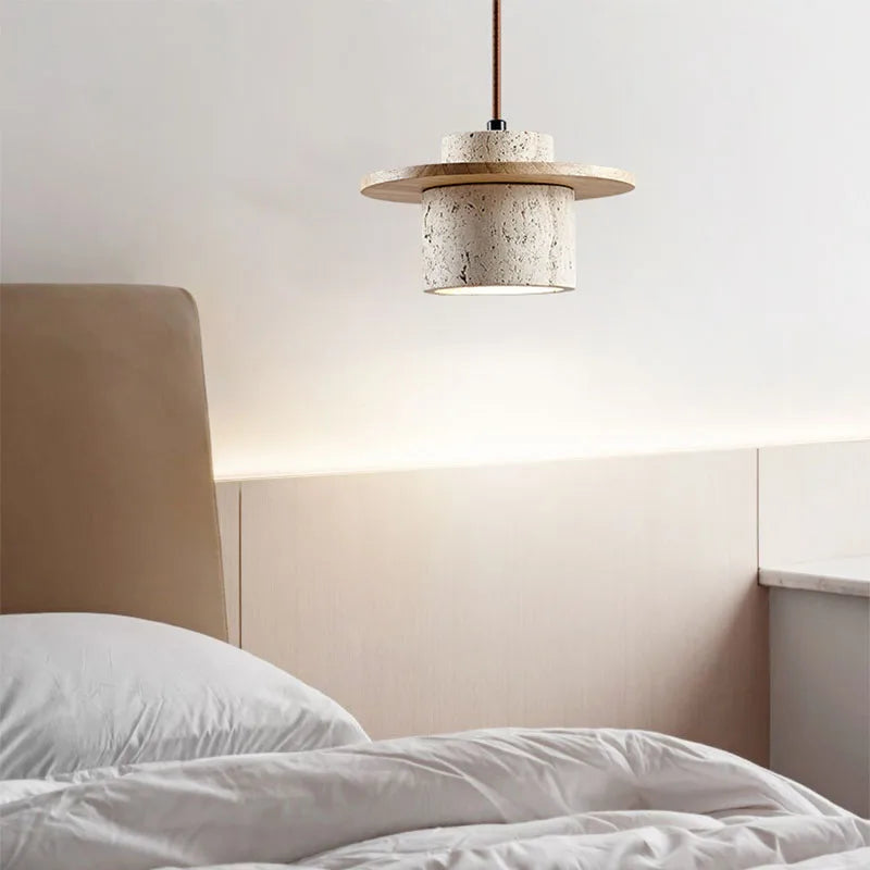 Moderne Pendelleuchte aus Travertin und Holz