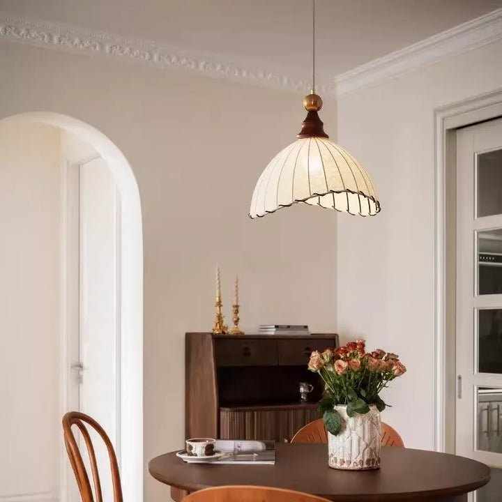 Retro-Pendelleuchte mit Seidenschirm und Holzdetails