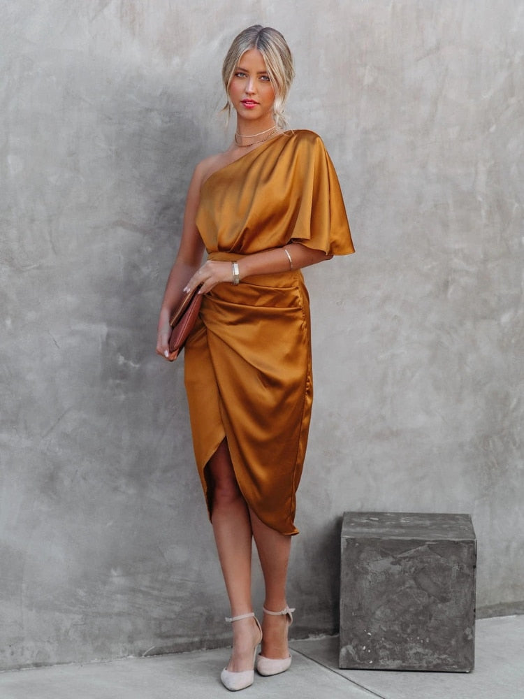 Midikleid aus Satin mit elegantem Schlitz und weiten Ärmeln
