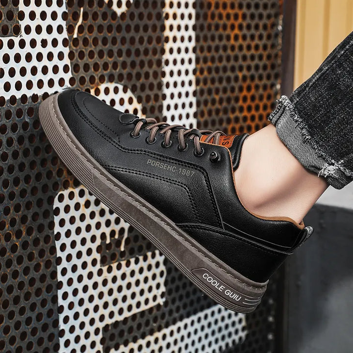 Minimalistische Herren-Sneaker im klassischen Stil