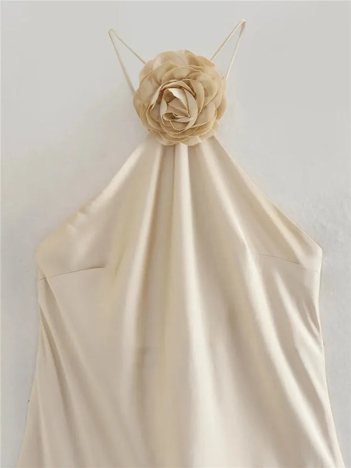 Midikleid aus Satin mit einer Blume am Ausschnitt und dünnen Trägern