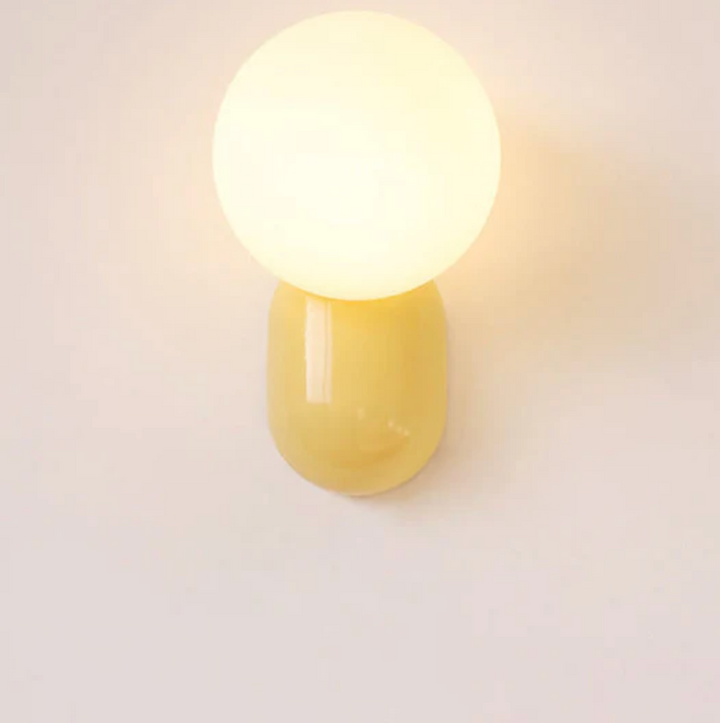 Moderne Kugelwandleuchte mit LED