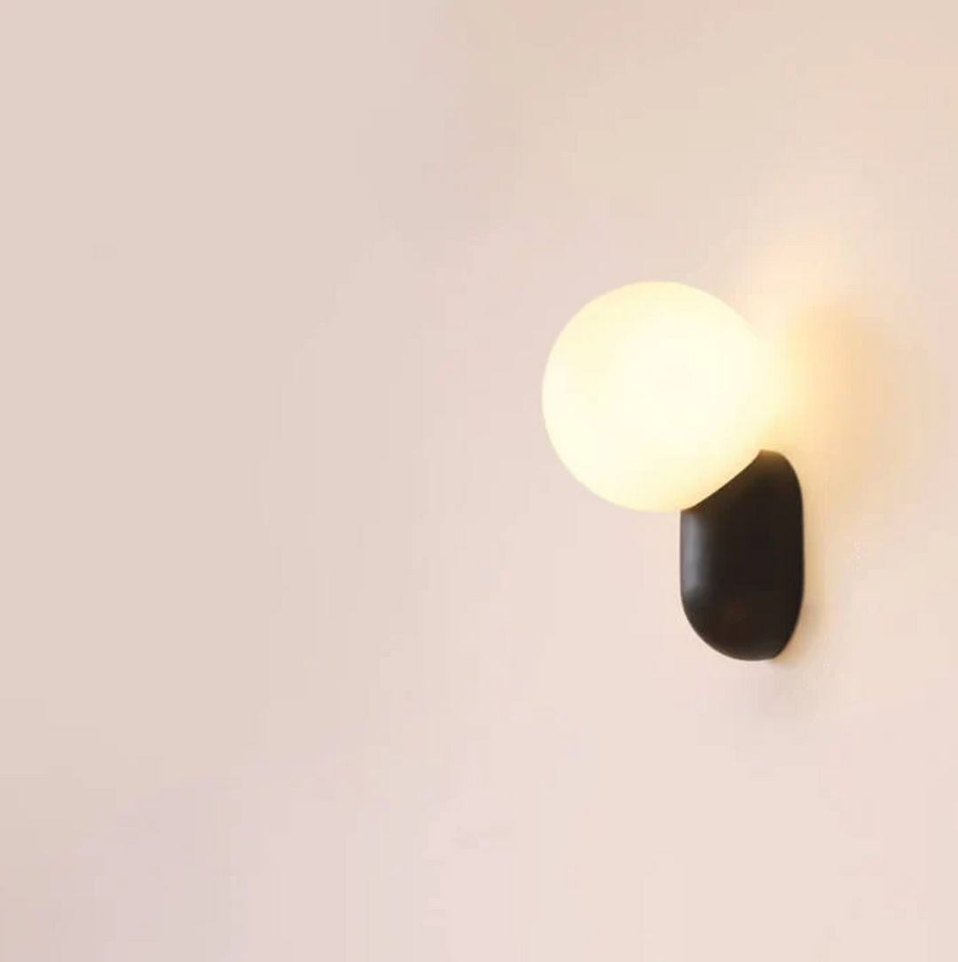 Moderne Kugelwandleuchte mit LED