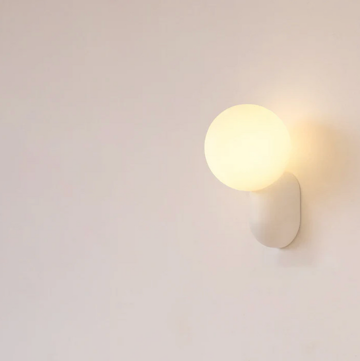 Moderne Kugelwandleuchte mit LED