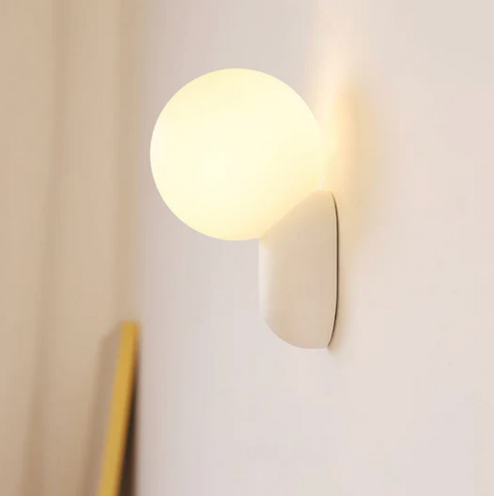 Moderne Kugelwandleuchte mit LED
