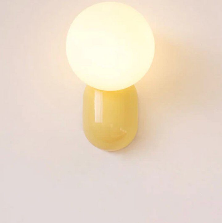 Moderne Kugelwandleuchte mit LED