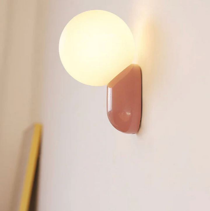 Moderne Kugelwandleuchte mit LED