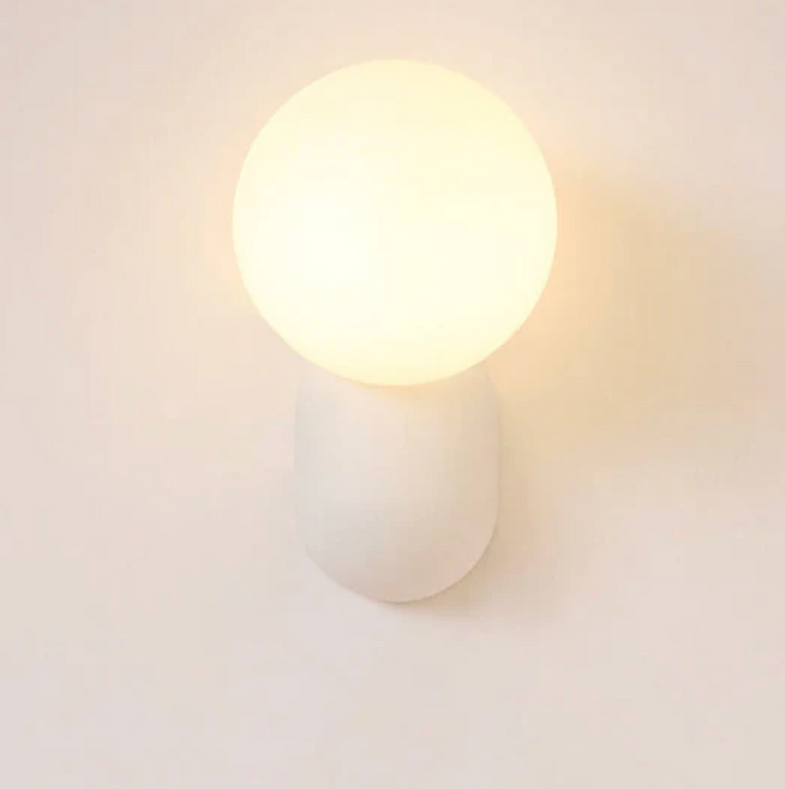 Moderne Kugelwandleuchte mit LED