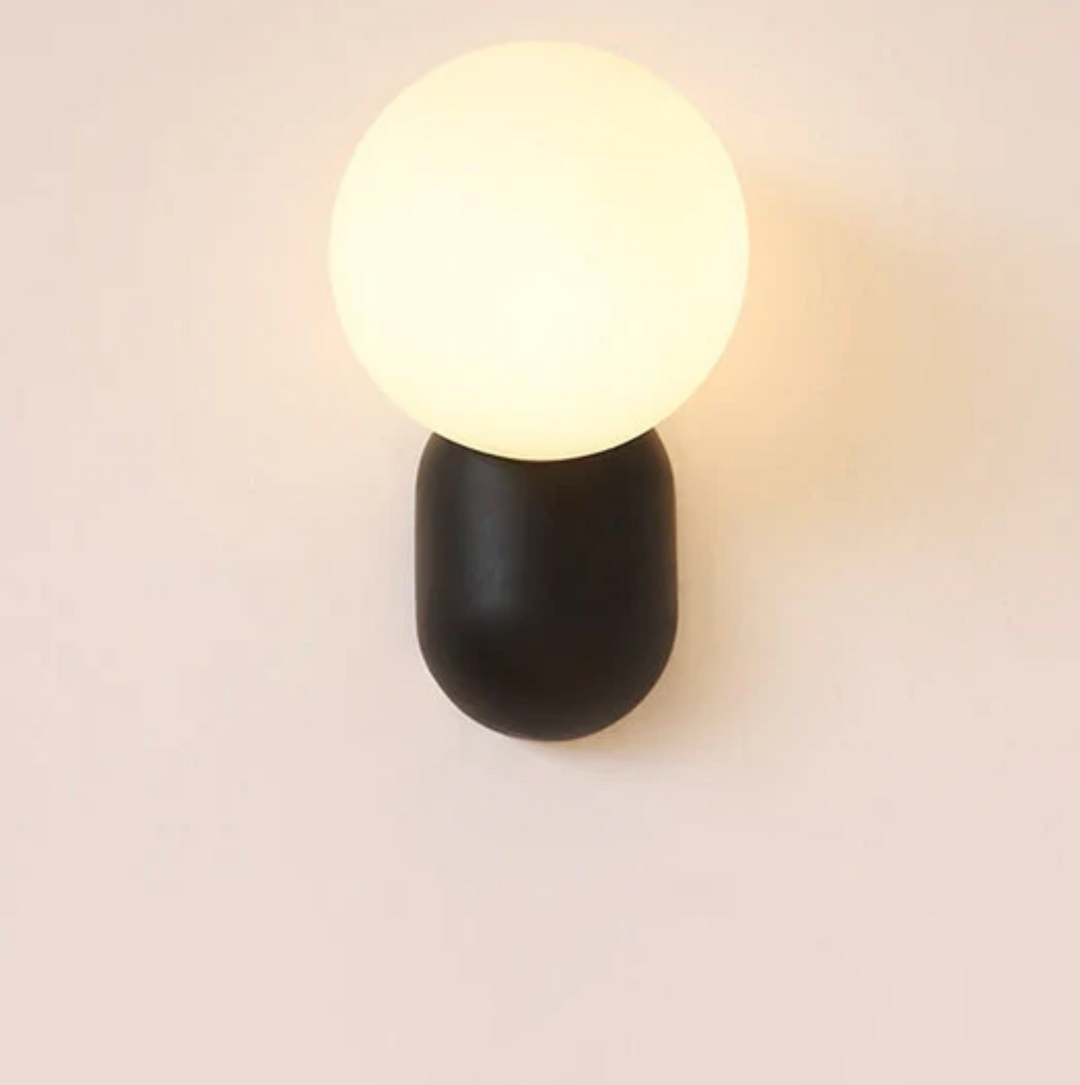 Moderne Kugelwandleuchte mit LED