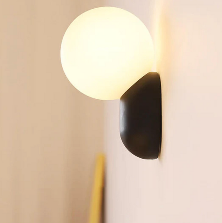 Moderne Kugelwandleuchte mit LED