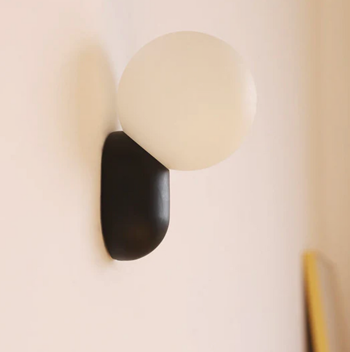 Moderne Kugelwandleuchte mit LED