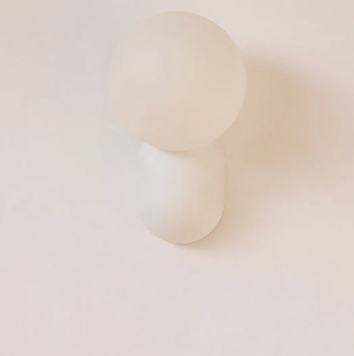 Moderne Kugelwandleuchte mit LED