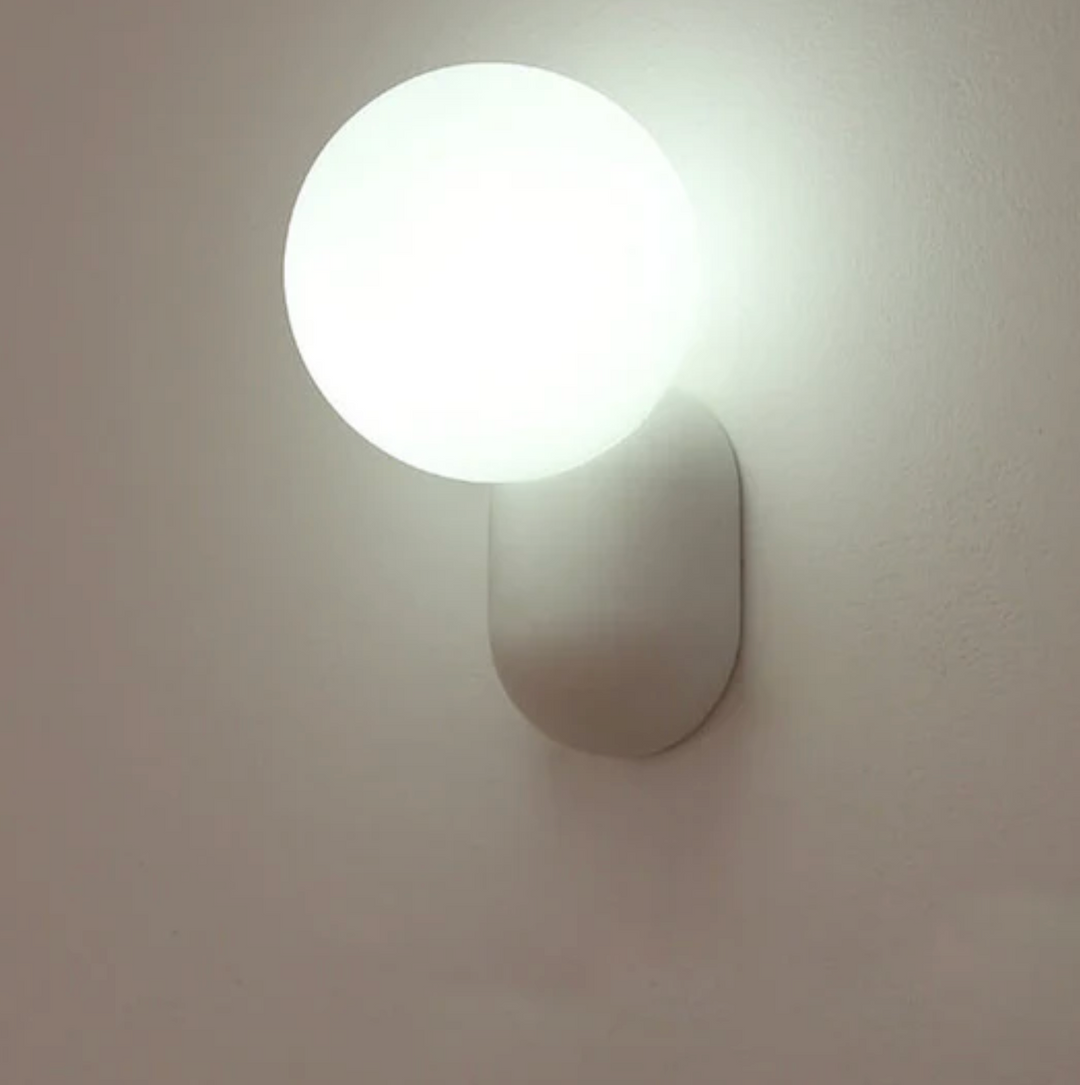 Moderne Kugelwandleuchte mit LED