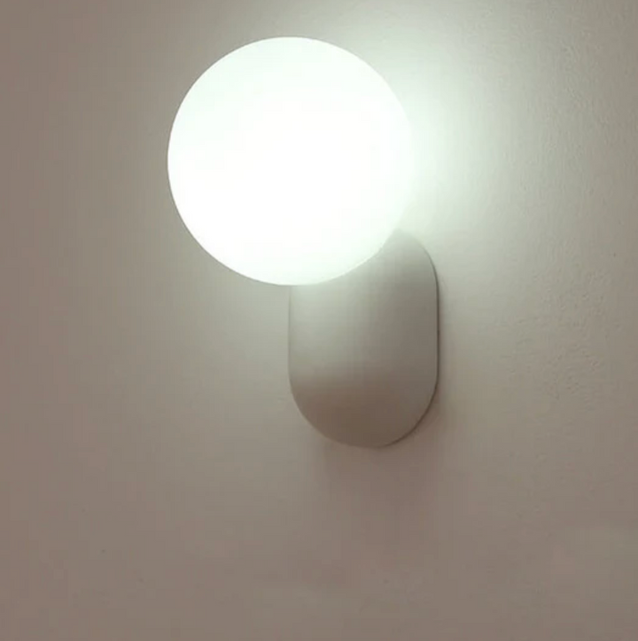Moderne Kugelwandleuchte mit LED