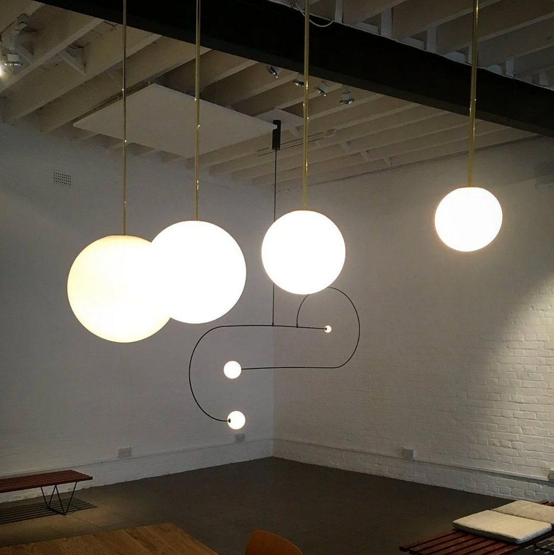 Pendelleuchte mit Kugelschirm – moderne LED-Deckenleuchte