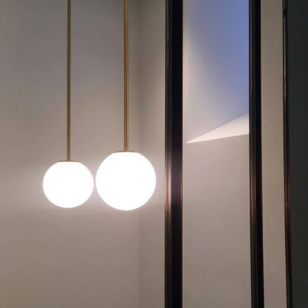 Pendelleuchte mit Kugelschirm – moderne LED-Deckenleuchte