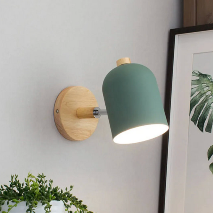 Wandleuchte im skandinavischen Stil mit Holzsockel – schwenkbarer Spot