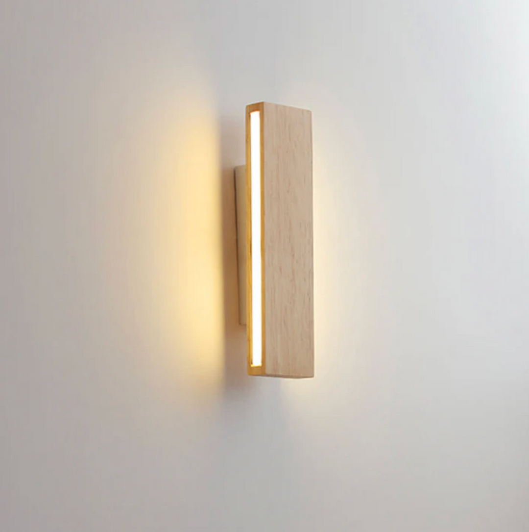 Holz-Wandleuchte mit LED-Lichtlinie – minimalistisches Design