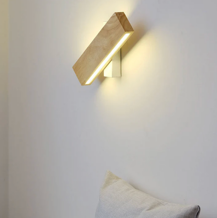 Holz-Wandleuchte mit LED-Lichtlinie – minimalistisches Design