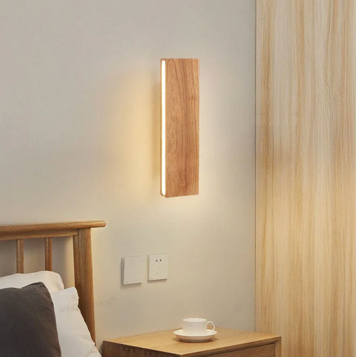 Holz-Wandleuchte mit LED-Lichtlinie – minimalistisches Design