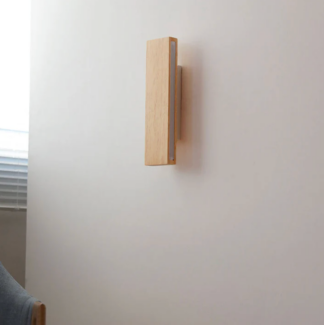 Holz-Wandleuchte mit LED-Lichtlinie – minimalistisches Design
