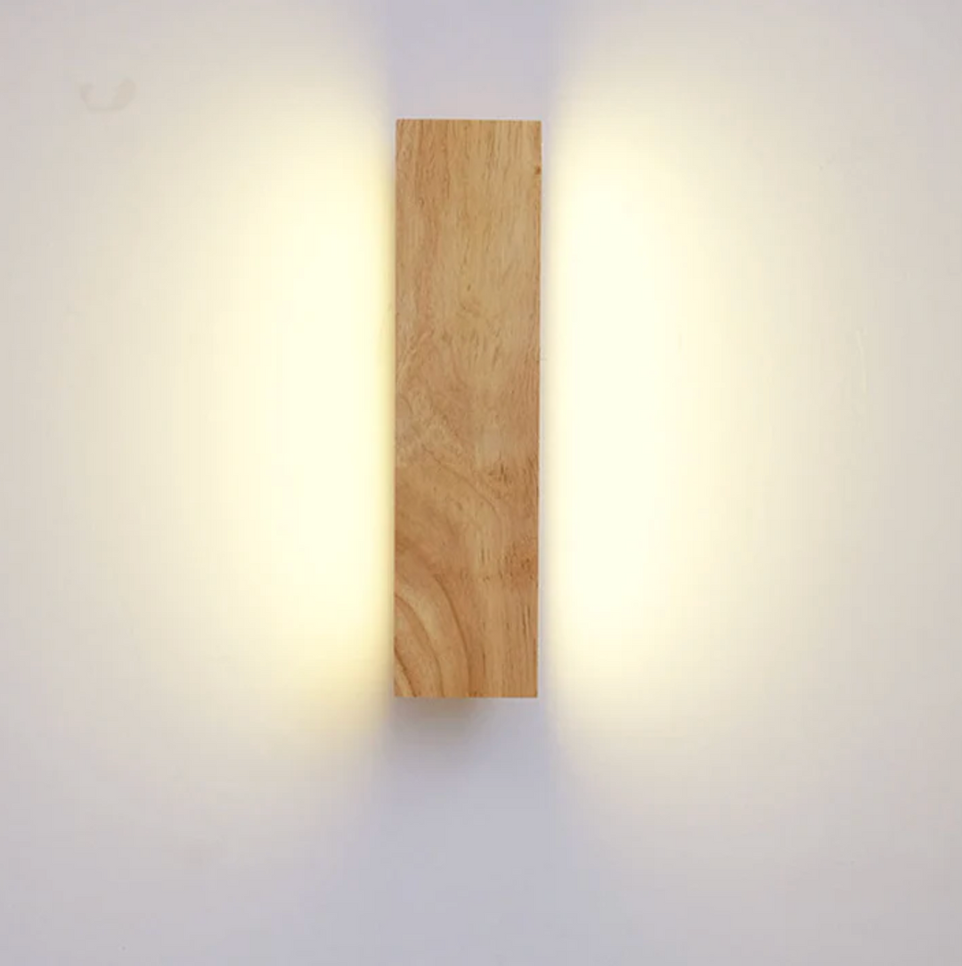 Holz-Wandleuchte mit LED-Lichtlinie – minimalistisches Design