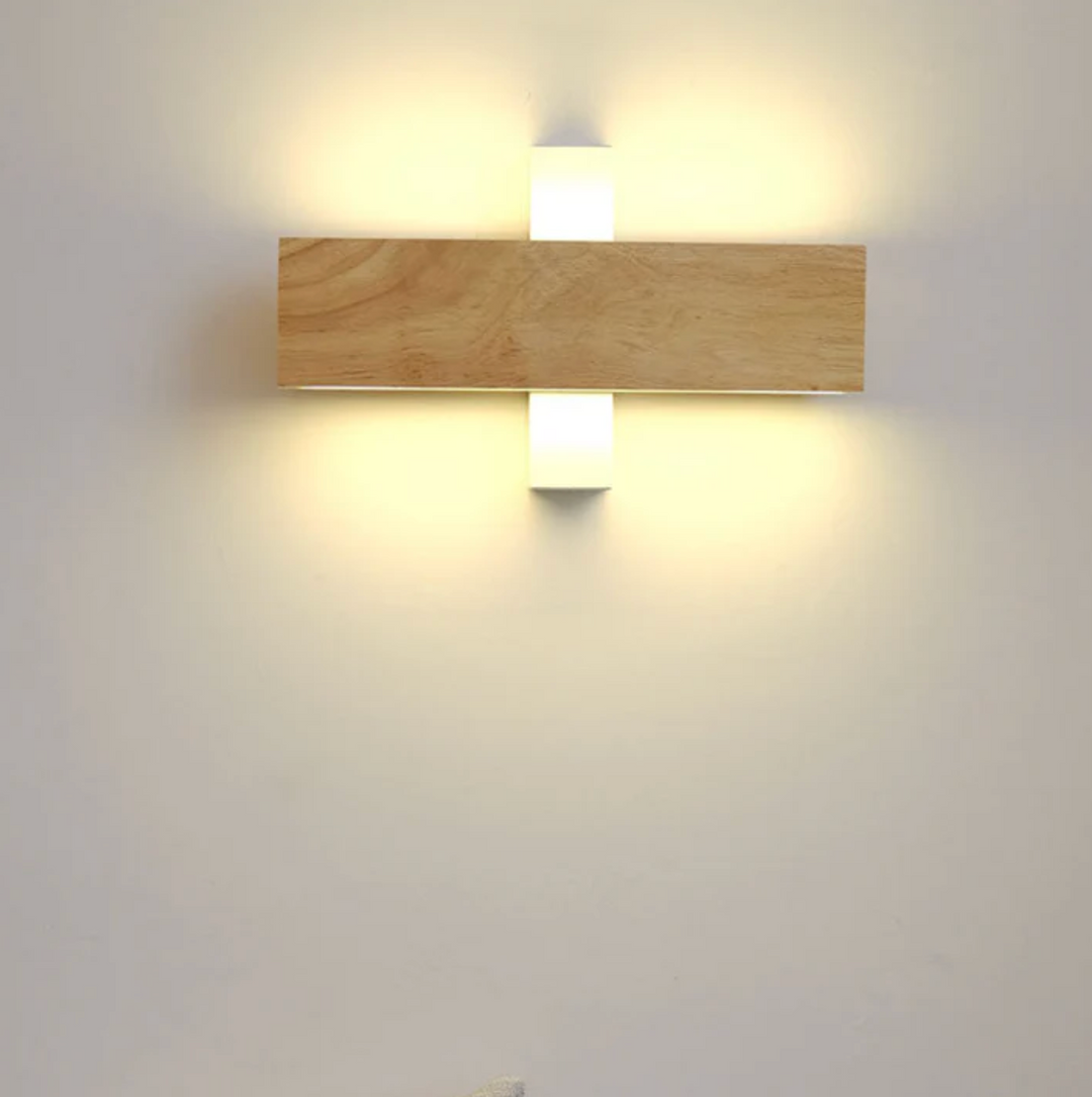 Holz-Wandleuchte mit LED-Lichtlinie – minimalistisches Design
