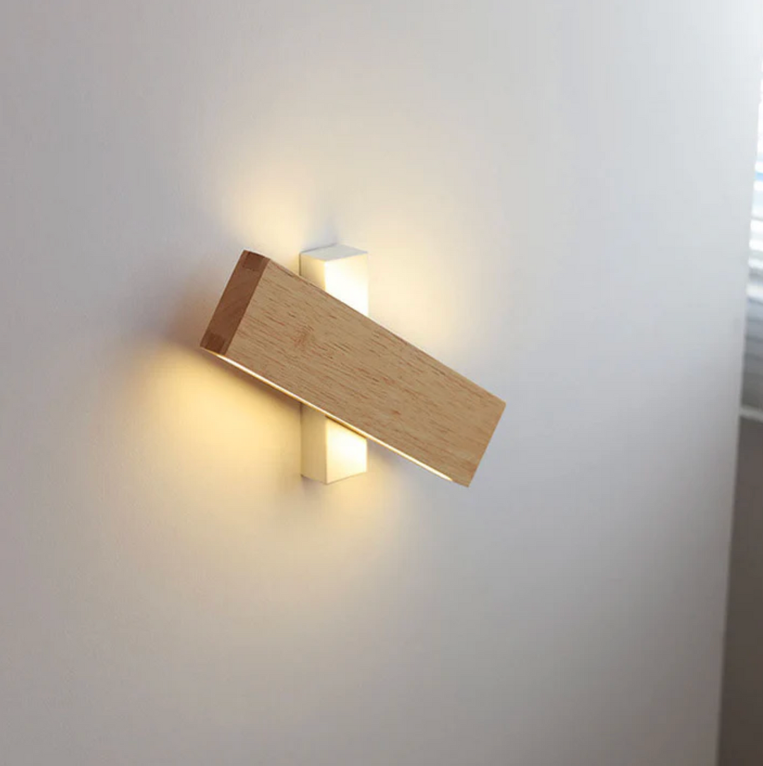 Holz-Wandleuchte mit LED-Lichtlinie – minimalistisches Design