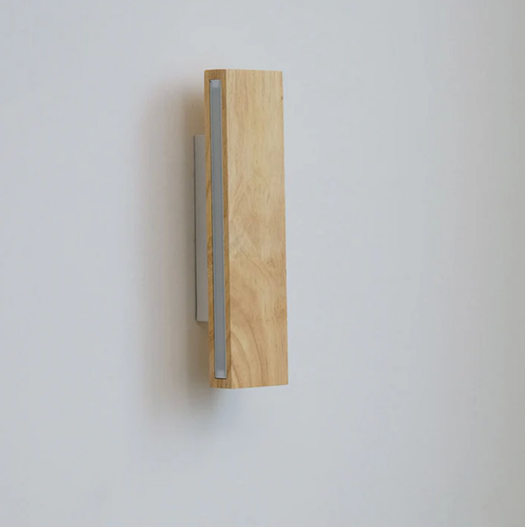 Holz-Wandleuchte mit LED-Lichtlinie – minimalistisches Design