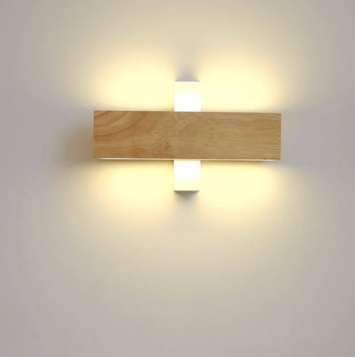 Holz-Wandleuchte mit LED-Lichtlinie – minimalistisches Design