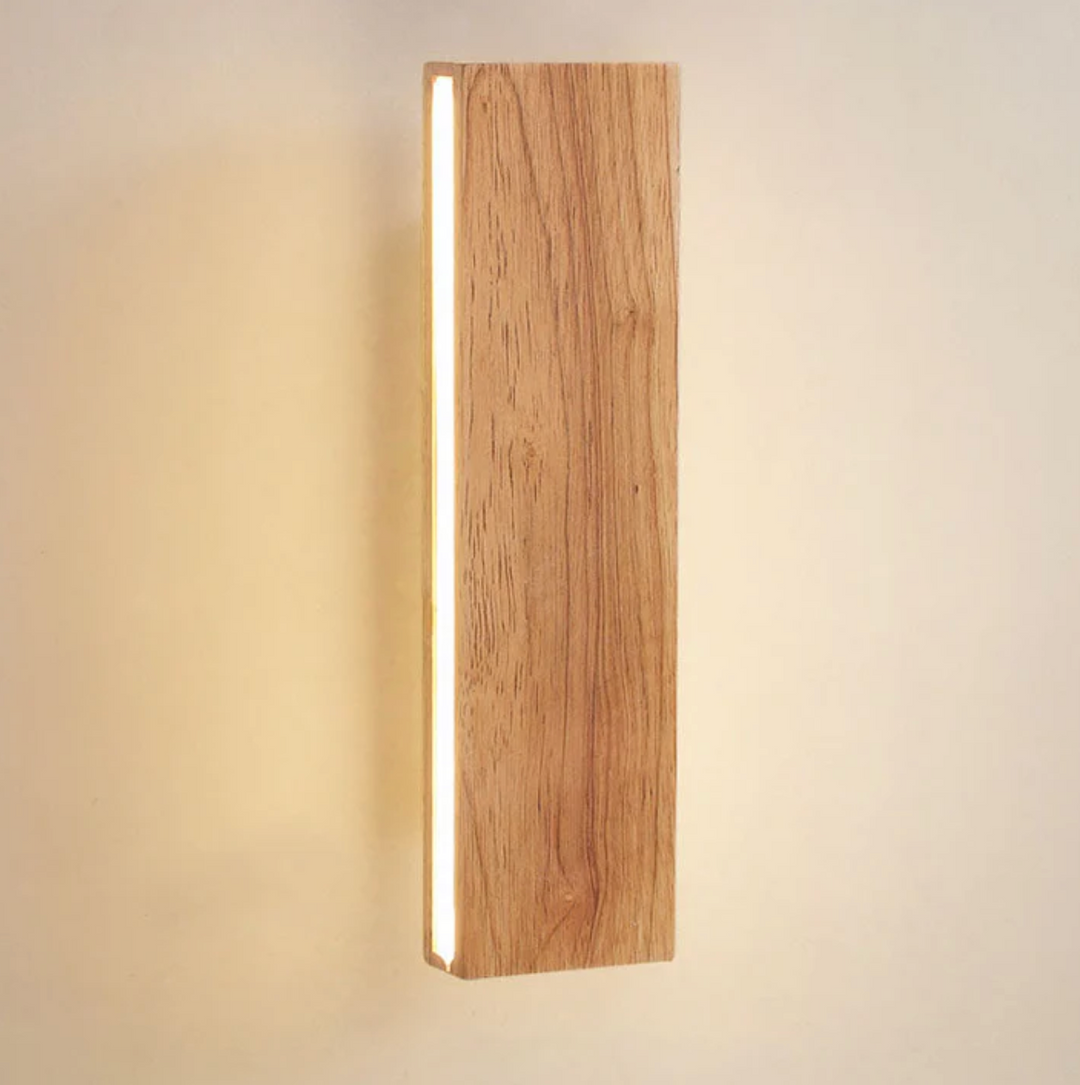 Holz-Wandleuchte mit LED-Lichtlinie – minimalistisches Design