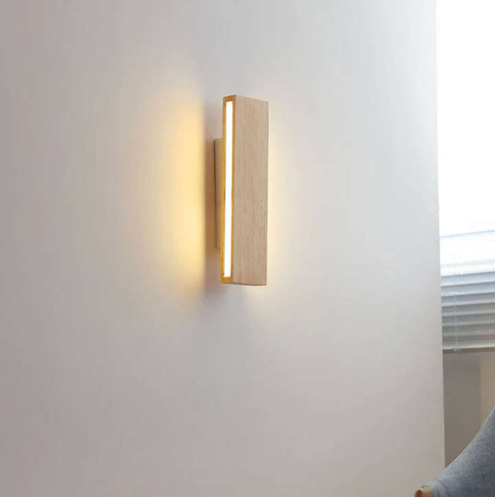 Holz-Wandleuchte mit LED-Lichtlinie – minimalistisches Design