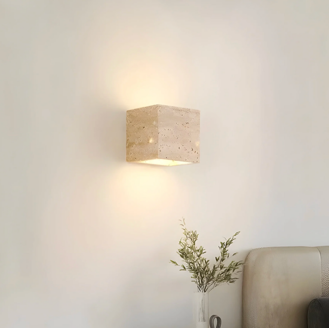 Wandleuchte aus Naturstein – minimalistische Leuchte aus Travertin