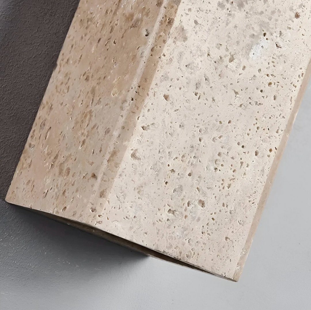 Wandleuchte aus Naturstein – minimalistische Leuchte aus Travertin