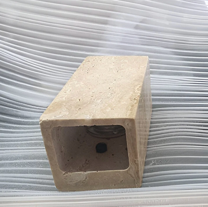 Wandleuchte aus Naturstein – minimalistische Leuchte aus Travertin