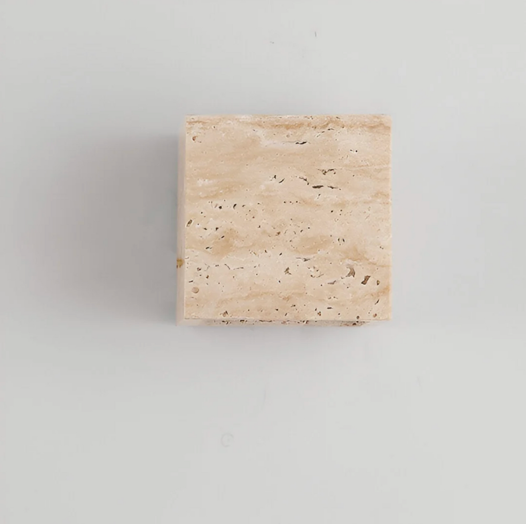 Wandleuchte aus Naturstein – minimalistische Leuchte aus Travertin