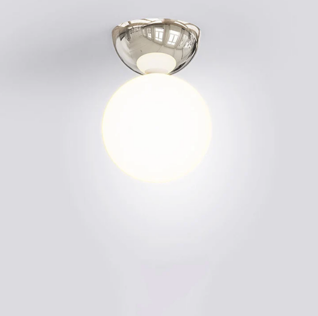 Deckenleuchte mit Kugelschirm – Milchglas und Metallrosette