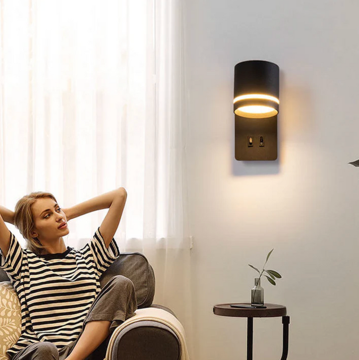 Moderne LED-Wandleuchte mit schwenkbarem Reflektor und Doppelschalter