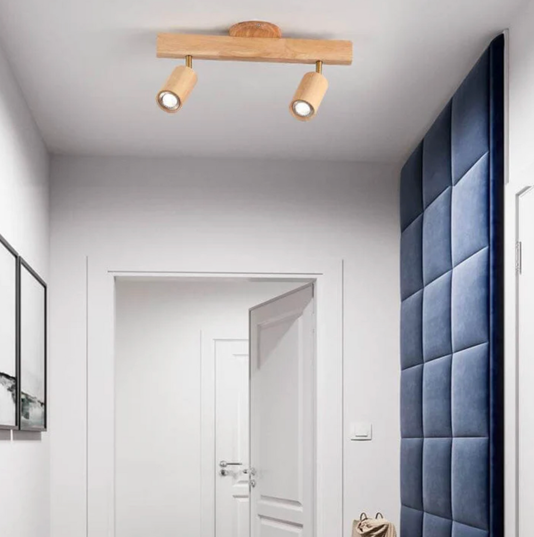 Deckenleuchte aus Holz mit schwenkbaren Spots – Skandinavischer Stil