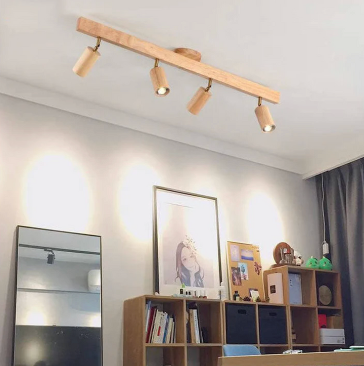 Deckenleuchte aus Holz mit schwenkbaren Spots – Skandinavischer Stil