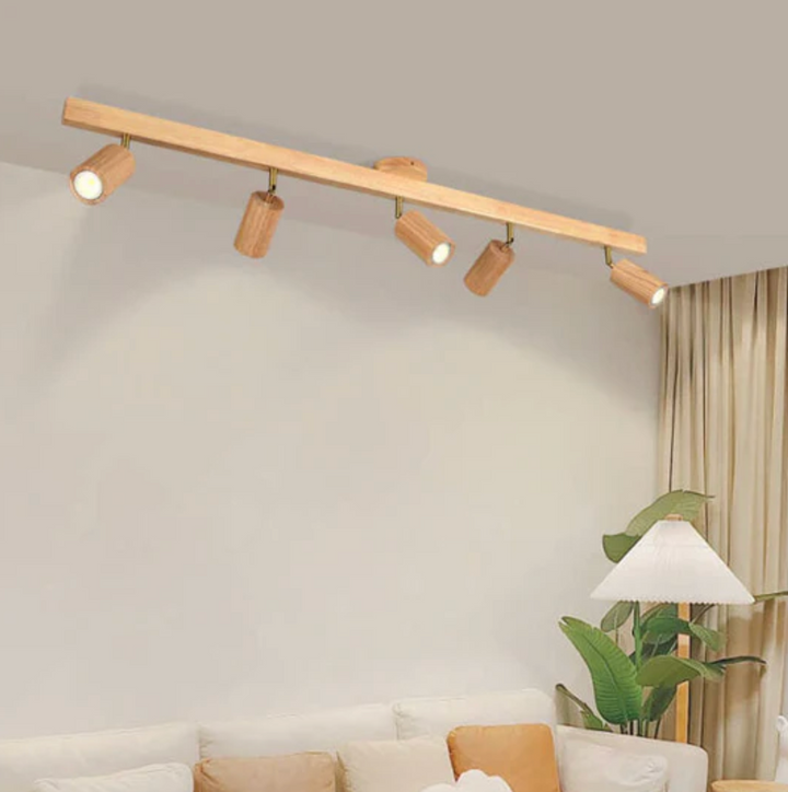 Deckenleuchte aus Holz mit schwenkbaren Spots – Skandinavischer Stil