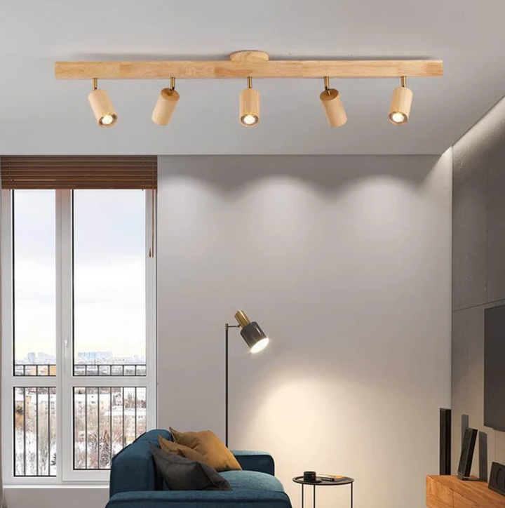 Deckenleuchte aus Holz mit schwenkbaren Spots – Skandinavischer Stil