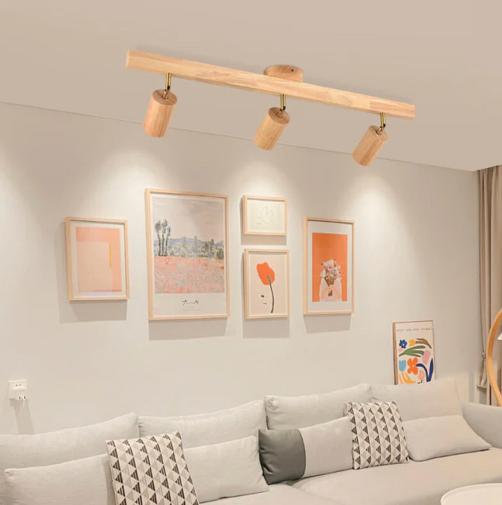 Deckenleuchte aus Holz mit schwenkbaren Spots – Skandinavischer Stil