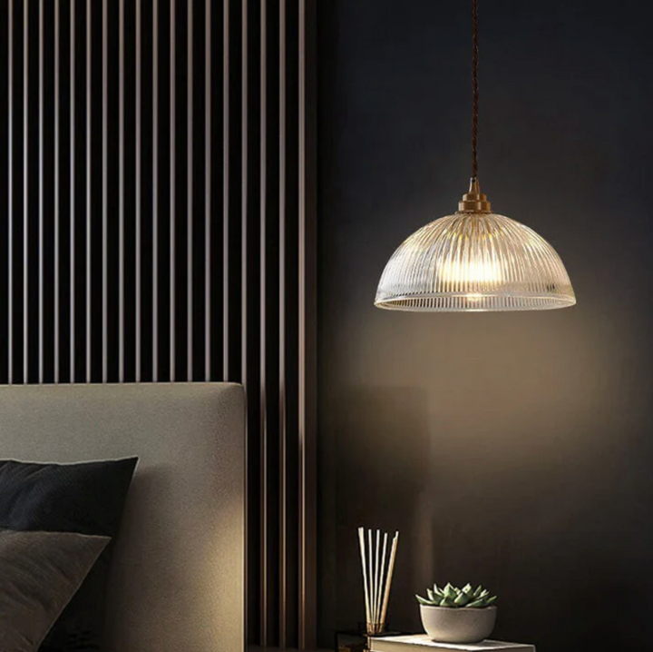 Retro-Pendelleuchte mit gerilltem Glasschirm und Messingfinish