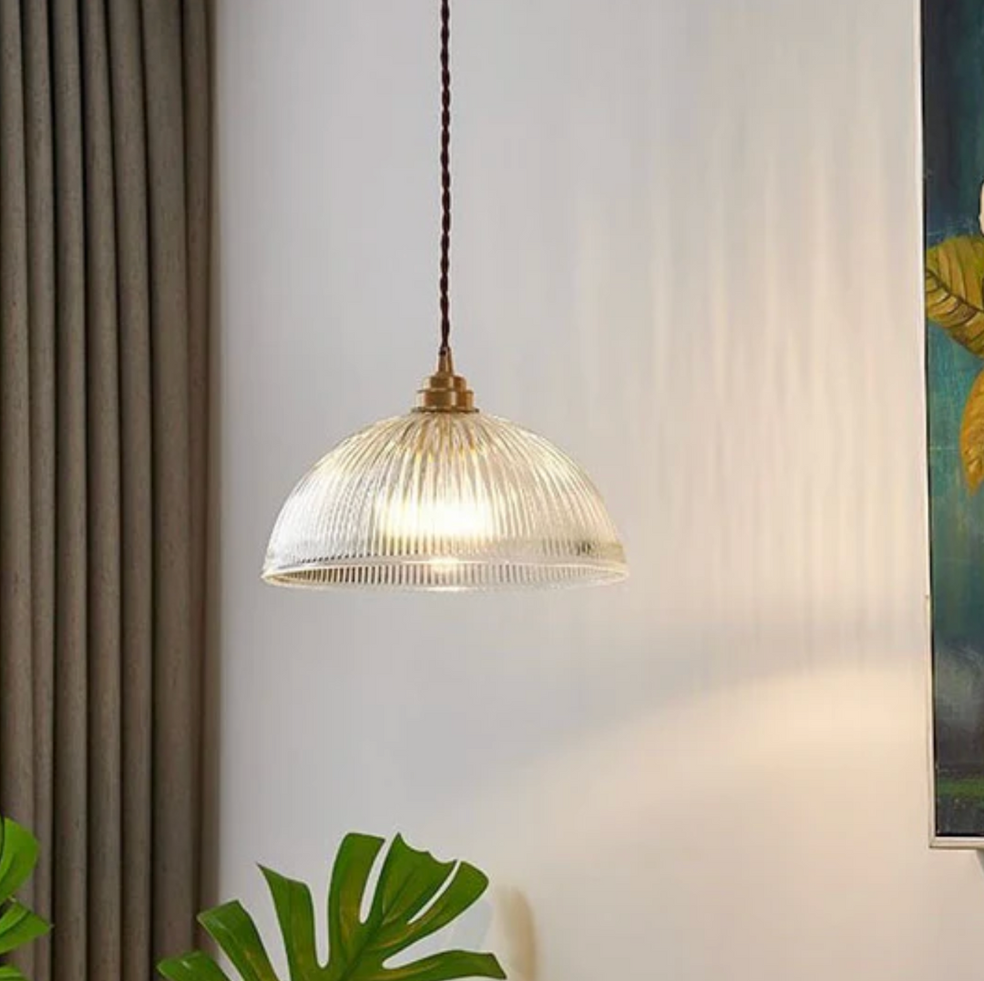 Retro-Pendelleuchte mit gerilltem Glasschirm und Messingfinish