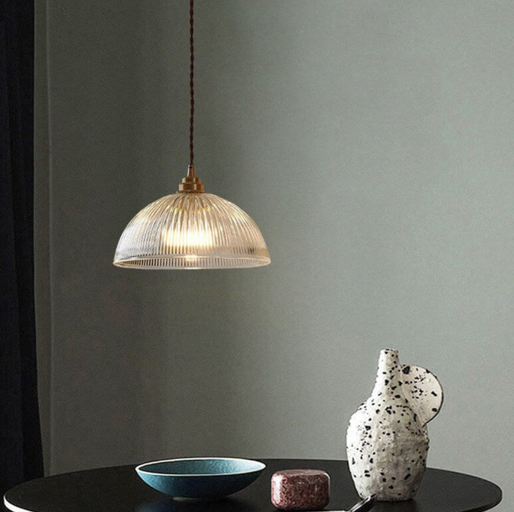 Retro-Pendelleuchte mit gerilltem Glasschirm und Messingfinish